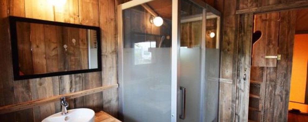 Houten badkamer