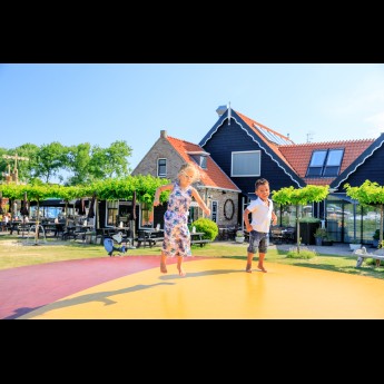 Kinderen op springkussen Meerpaal