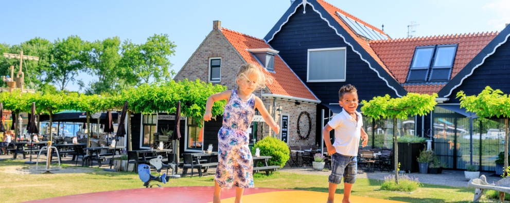 Kinderen op springkussen Meerpaal